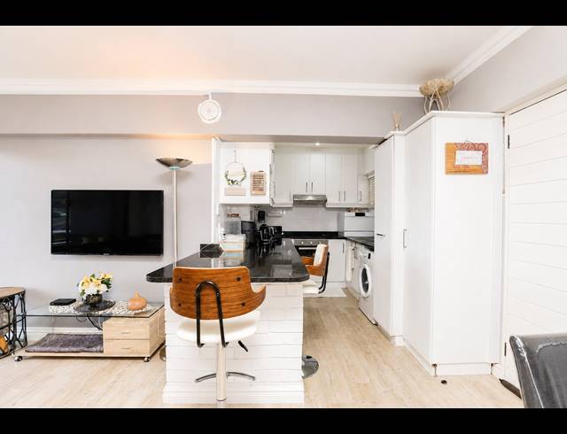 2 BEDROOM APARTMENT FOR SALE IN ESSENWOOD